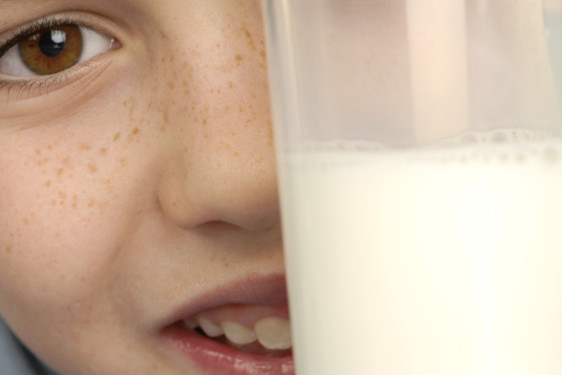 enfant verre de lait